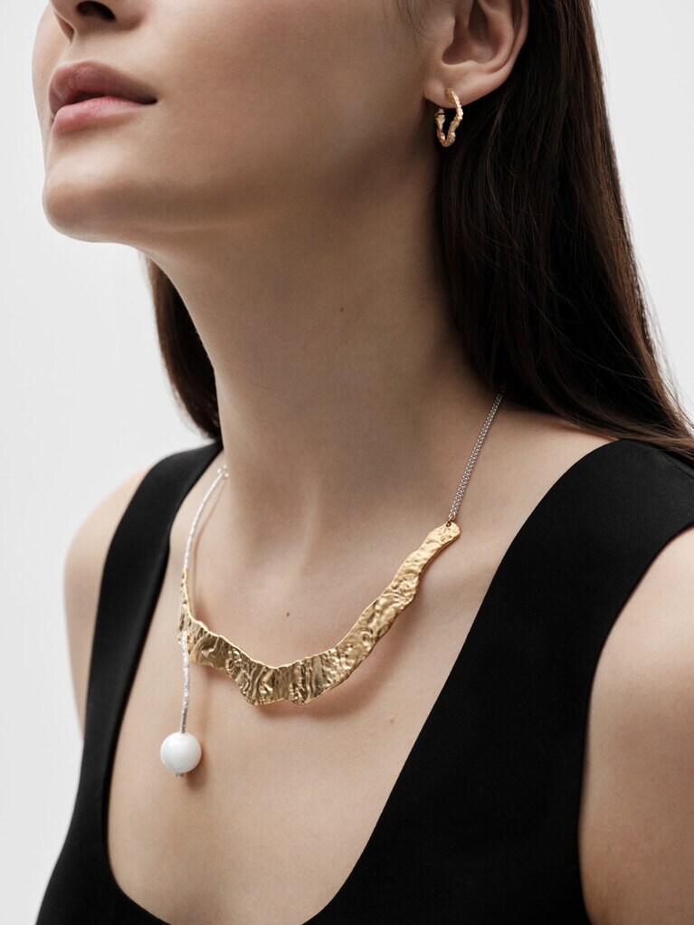 「Itu」コレクション ネックレス（23万7,300円）。