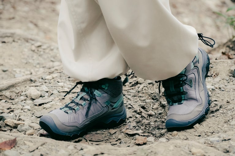 アッパーとアウトソールは、接着剤を一切使わず、高熱のポリウレタン素材を流し込むことで一体化。一般的な接着剤での接合では経年劣化による剥がれが起きやすいですが、この製法なら層間剝離を防ぎ、長く快適に履き続けられます。サステナブルな視点から見ても、まさに次世代のトレッキングシューズといえる存在。カラー違いの“アロイ/グラナイトグリーン”は、スタイリングをモダンな印象に仕上げます。