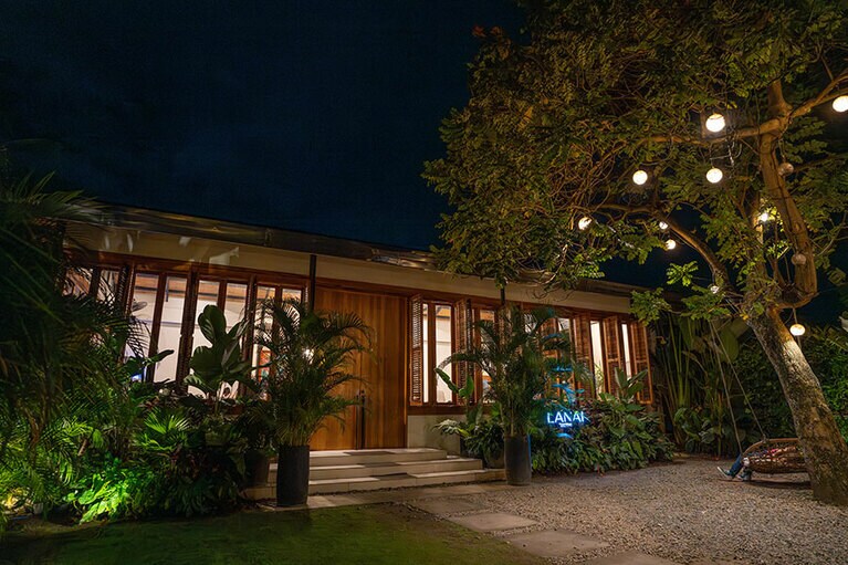 緑豊かなガーデンを備えたアジアンリゾート風の建物。©Kazuki Kei Kiyosawa