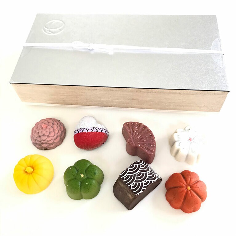和の素材を活かした愛らしくも雅なボンボンショコラ。