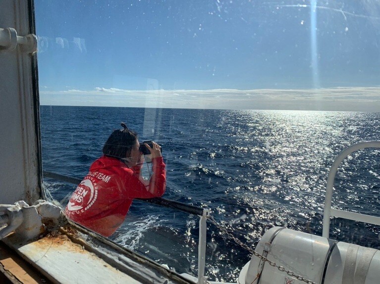 双眼鏡で遭難ボートを捜索。船酔いは「するけど慣れる」。