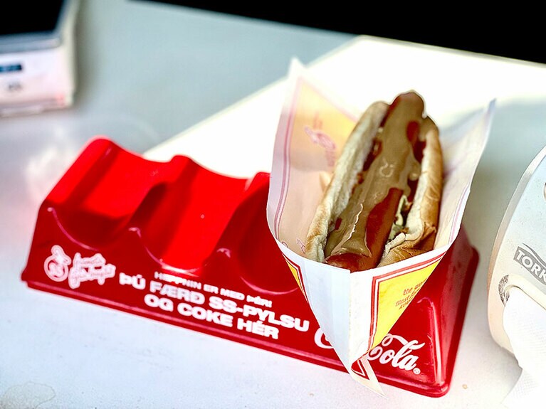 赤いギザギザのホットドック立てはアイスランドならでは。