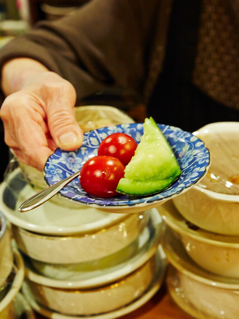 体を気遣い、お通しはヘルシーな果物。