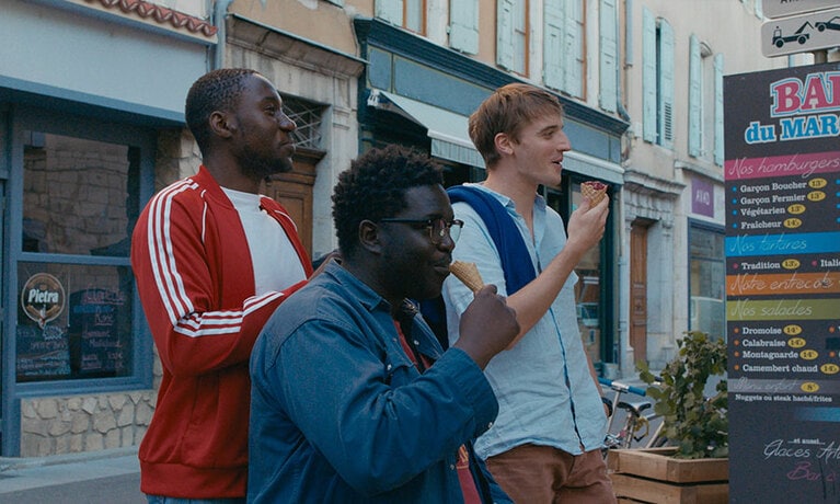 写真左から、フェリックス：エリック・ナンチュアング Éric Nantchouang、シェリフ：サリフ・シセ Salif Cissé、エドゥアール：エドゥアール・シュルピス Édouard Sulpice。©2020 – Geko Films – ARTE France