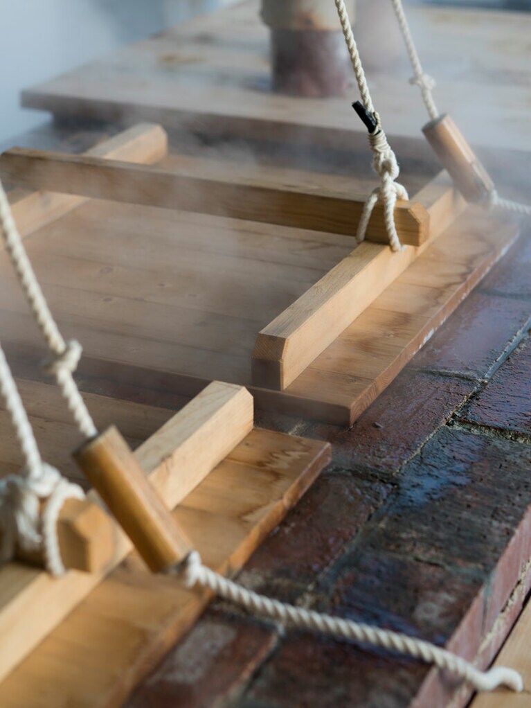 蒸し釜は全部で11台。宿泊客は無料で利用可能。