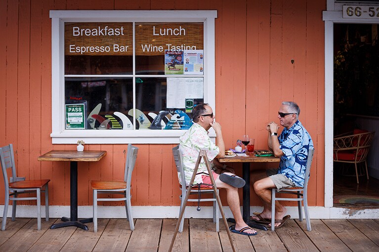 店頭で話に花を咲かせる常連客。