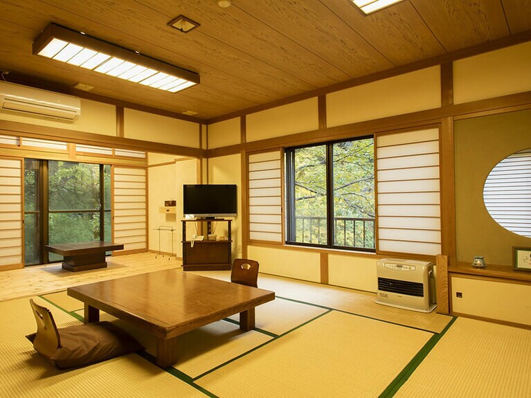 自在館［新潟／栃尾又温泉］トイレ付二間の客室。