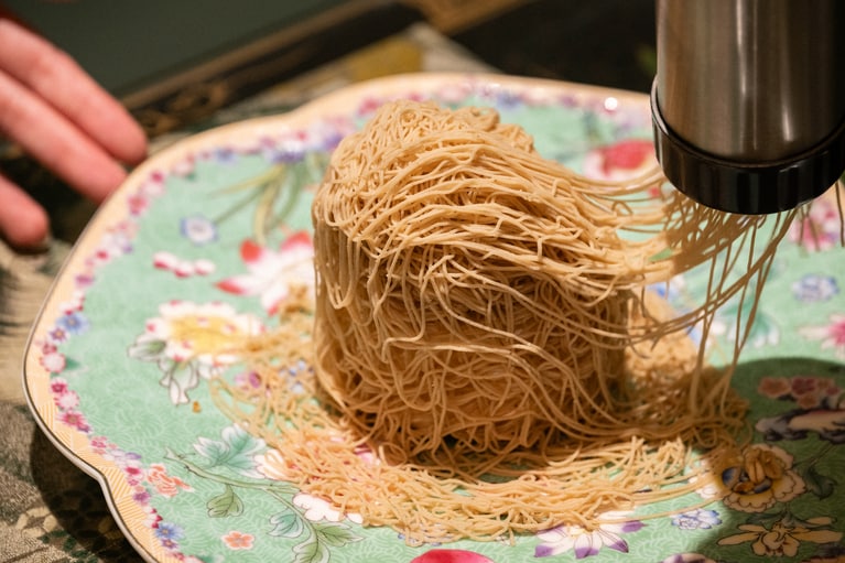 注文が入ってからマロンペーストをしぼる。