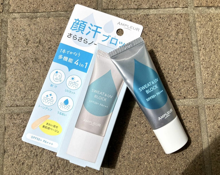 一般的なリキッドファンデーションや硬めの乳液くらいの柔らかさで、伸びもよいので塗りやすい。