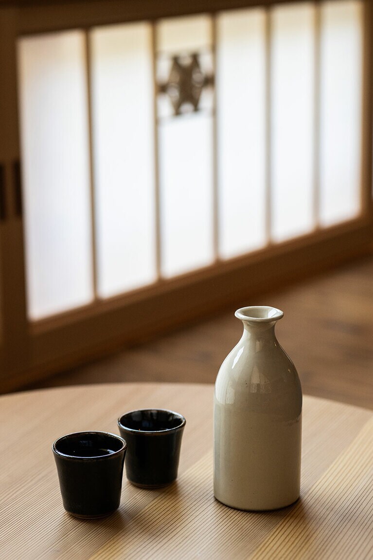 客室は全5室。“てしごとの、そばで。”をコンセプトに、古い素材を大切にしなら生まれ変わった空間には、出西窯の器をはじめとした島根の手仕事の品を楽しめる。