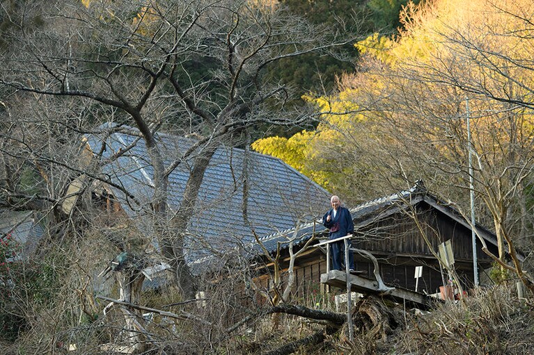手作りの見送り台から、帰路の安全を見守ってくれた富田宝元住職。