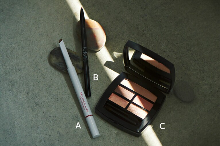 A：MICHIKO.LIFE エッセンスブロウペンシル ナチュラルブラウン　4,000円／エクロール 、B：MiMC ミネラルアイライナー 04　2,800円／MIMC 、C：CHANEL レ ベージュ パレット ルガール ウォーム　7,500円／シャネル