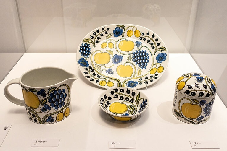 ビルゲル・カイピアイネンの図柄を使用した食器類。
