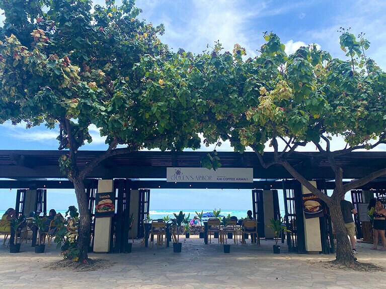 オーシャンフロントのカフェは朝の特等席。