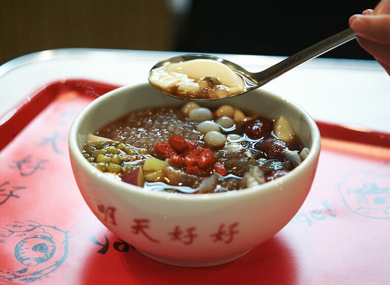 キクラゲやナツメ、タピオカ、白玉など7種類の具材が入った「プーアール薬膳豆花」800円。