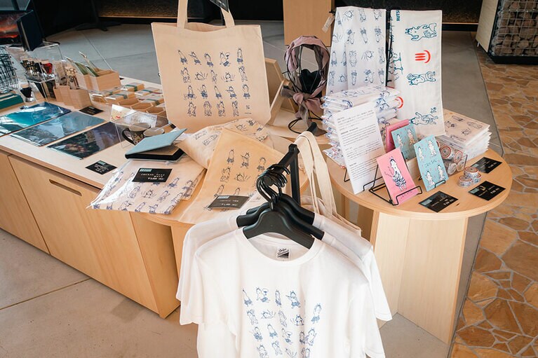 鉄輪で温泉三昧を楽しむキャラクター「こおにちゃん」の手拭いやTシャツなども充実。