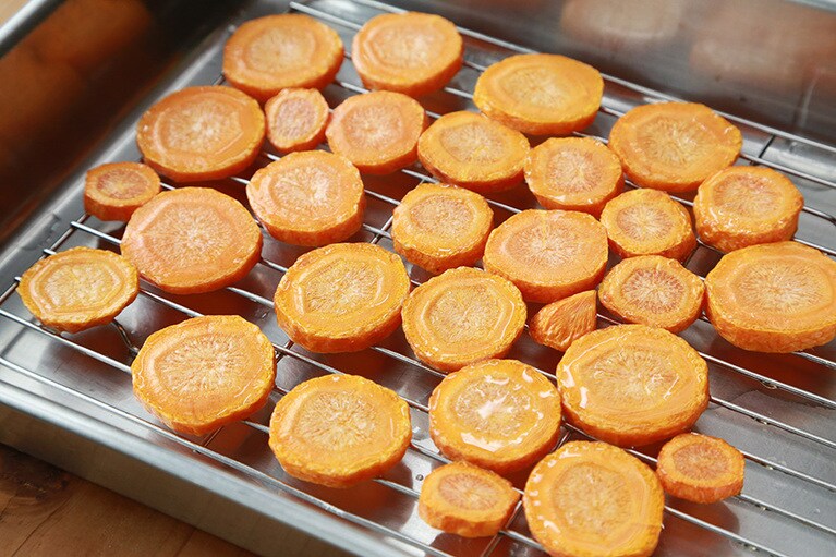 網などに広げて油を切る。