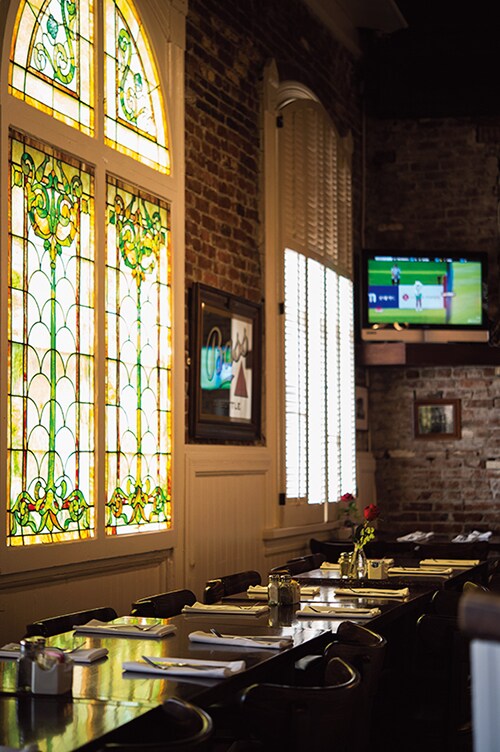 ステンドグラスが印象的な店内。