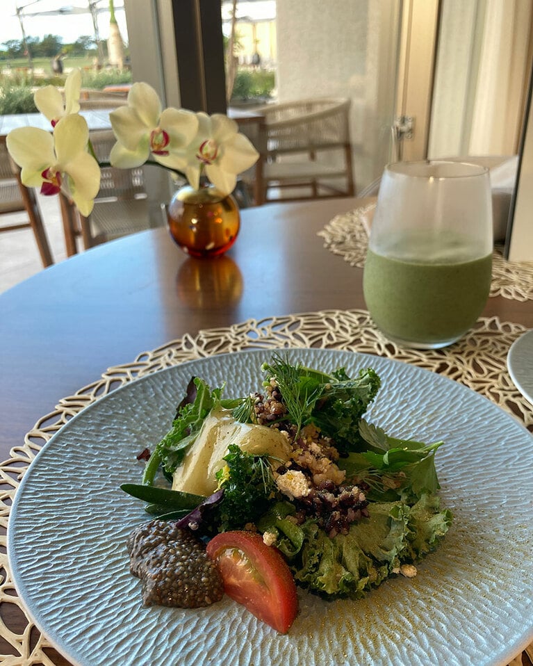 島の野菜やハーブ、そしてキヌアやチアシードなどのスーパーフードがたっぷり入ったサラダ。その名も“ぬちぐすい畑”。