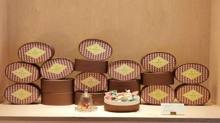 フルーツゼリーキャンディのボックスは、優美なデザインが目を引きます。