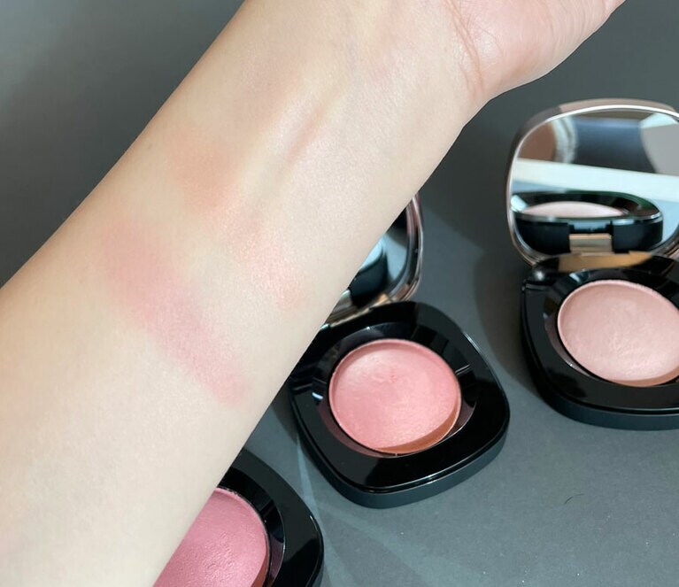 【スウォッチ】左から、クリーム ブラッシュ 855、251、 001。