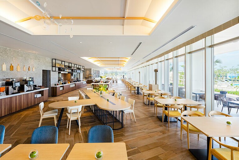 オールデイダイニングのアマハジ。“アマハジ”とは沖縄の民家の“庇”を意味し、人々が集まる場であるようにとの思いが。©ヒルトン沖縄瀬底リゾート