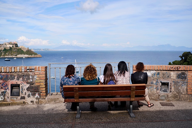 コッリチェッラの町が一望できる展望スポットのベルヴェデーレ・エルサ・モランテで女子旅中の5人に遭遇。