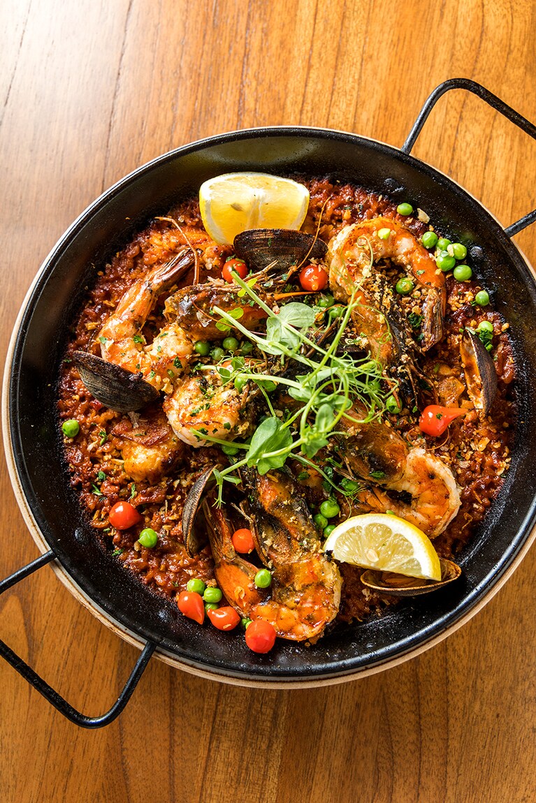 たっぷり具材がたまらない“ミックスパエリア” 52ドル。