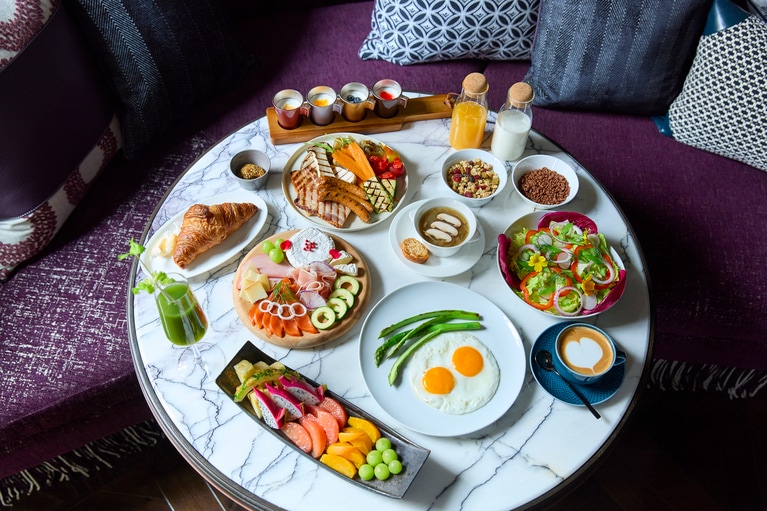 朝食のイメージ。北海道産の新鮮な旬の野菜、肉、魚介類を使い、世界の定番料理と日本の伝統料理を組み合わせたメニュー揃え。