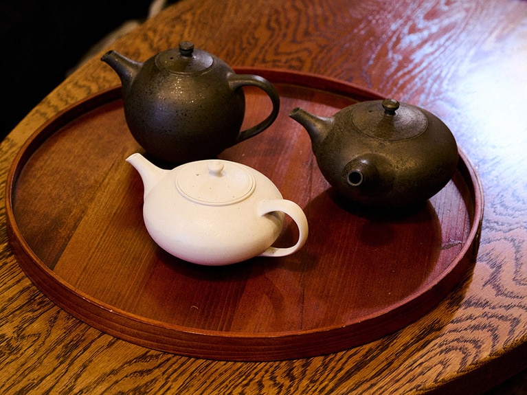 なめらかで洗練されたフォルムが魅力的な加藤財さんの急須。手触りがとてもいい。