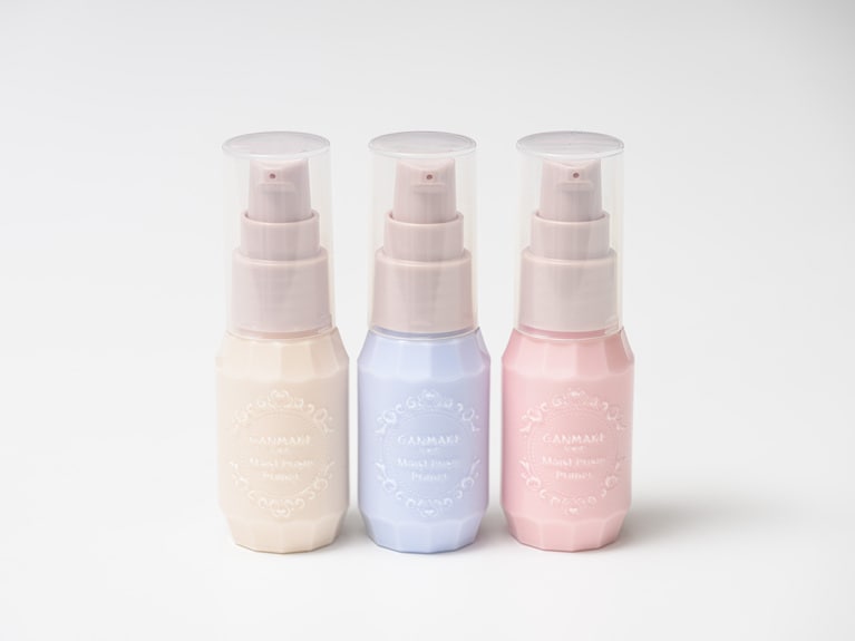 高輝度パールと17種の美容保湿成分配合で、内側から発光するようなツヤ肌に仕上がるカラー下地。乾燥肌でも長時間乾きにくい。みずみずしいテクスチャーで伸びもよい。色ムラ・毛穴・くすみなども自然にカバー。写真左から、01ライトベージュ、03ペールブルー（先行発売中）、02スウィートピンク キャンメイク モイストプリズムプライマー SPF28・PA++ 各990円／井田ラボラトリーズ