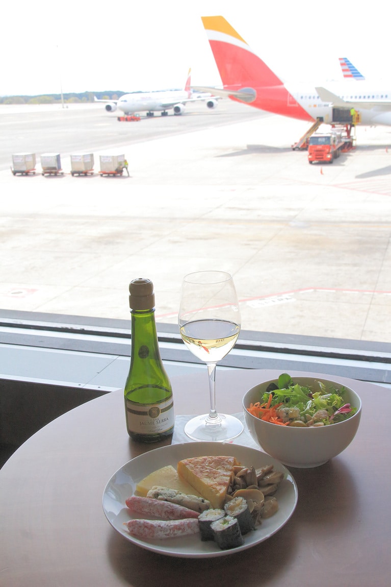 赤い尾翼を眺めながら本場スペインのオムレツを。