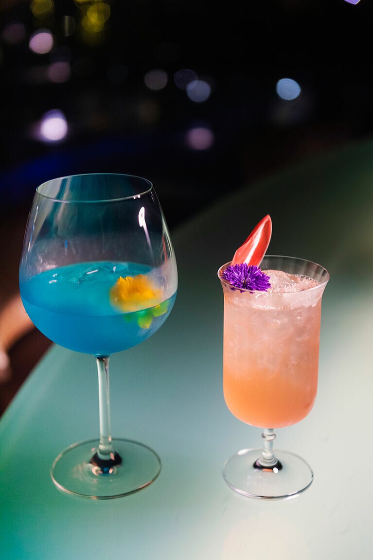 左から、“メーカニン” 350タイバーツ、“メコン・メロン” 199タイバーツ。バー「バブルス」にて。