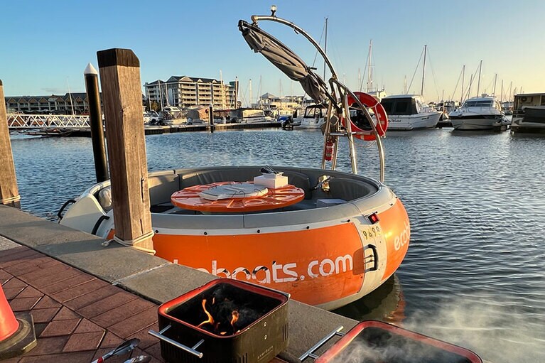 こちらが本日の主役のバーベキューボート。炭も準備万端です。