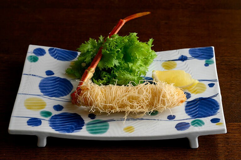 サクサクのカダイフと蟹の甘みが口の中で踊る「活蟹の錦糸揚げ」。