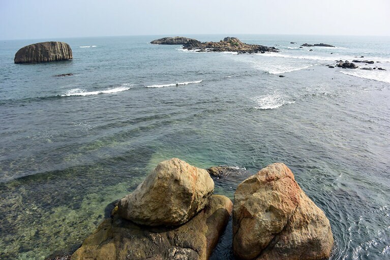 砦の外はインド洋。ビーチは狭く、泳ぐのには適していないようです。