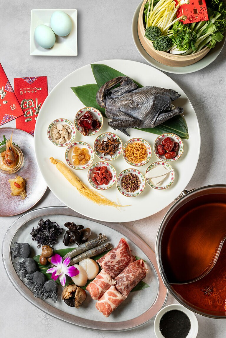 栄養満点な黒い食材を、コラーゲンをたっぷり含んだ2種類の自家製スープとともに堪能。