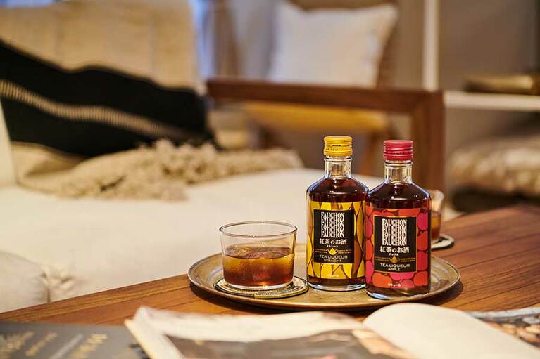 Amazon限定販売となる「フォション 紅茶のお酒」〈ストレート〉(左)、〈アップル〉(オープン価格)。気軽に楽しめるサイズもうれしい。