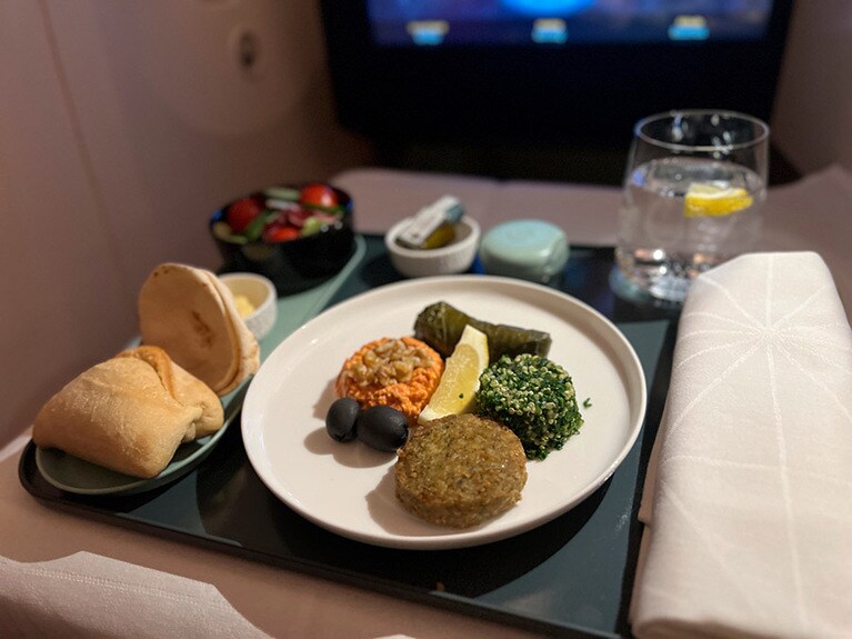 アラビア風前菜は、野菜を細かく刻んでキヌアと和えたサラダや、葡萄の葉で挽き肉や米を包んだドルマなどを盛り合わせた、まさにアラビアの味！