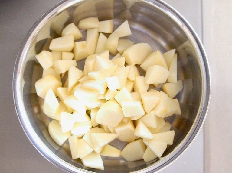 鍋に（1）と水を入れ、加熱する。