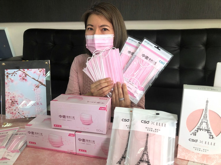 ピンクマスク騒動では、Facebook上で男性がビンクを身につけた写真の投稿を呼びかけ、多くの人々がこれに賛同した。