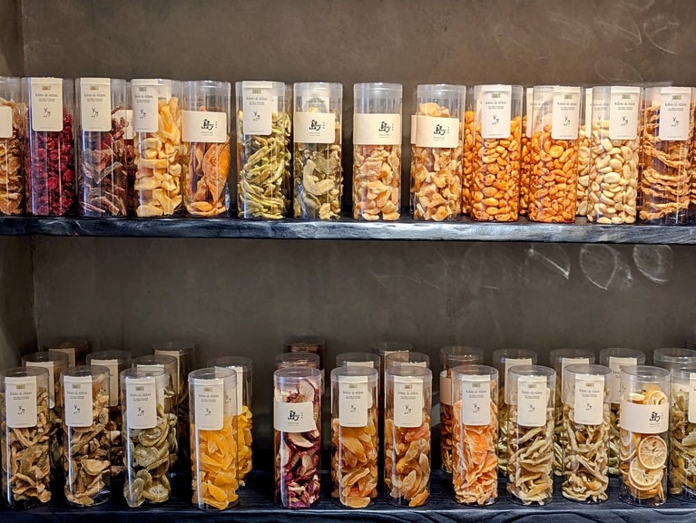 「芋乃川」（所在地：麗水街9巷1號之3）のドライフルーツ。小規模農家から仕入れた台湾産フルーツを低温ローストしたもの。