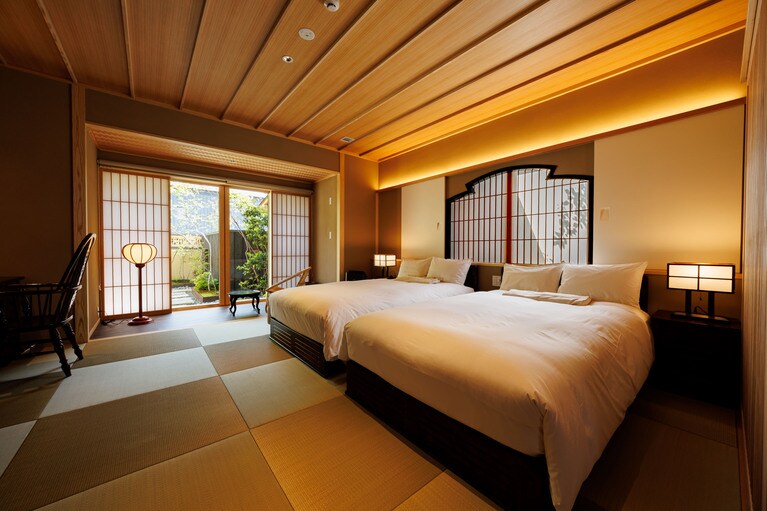 ツインベッドを配した和洋室スイートの例。純和室スイートと和洋室スイートの2タイプがある。