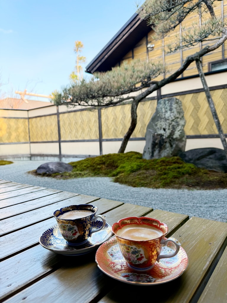 客室には有田焼のコーヒーカップとエスプレッソマシンが配されている。朝、ベッドから露天風呂へ。身体が温まったら、上質なバスローブにくるまり、淹れたてのコーヒーの香りで目を覚ますことができる。