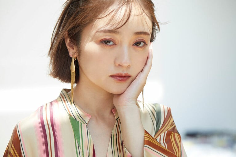 8月下旬刊行予定『肌がきれいになる　――石けんオフメイク＆知的スキンケア』で3度目のメイクブックモデルを務める安達祐実 。撮影：横山創大