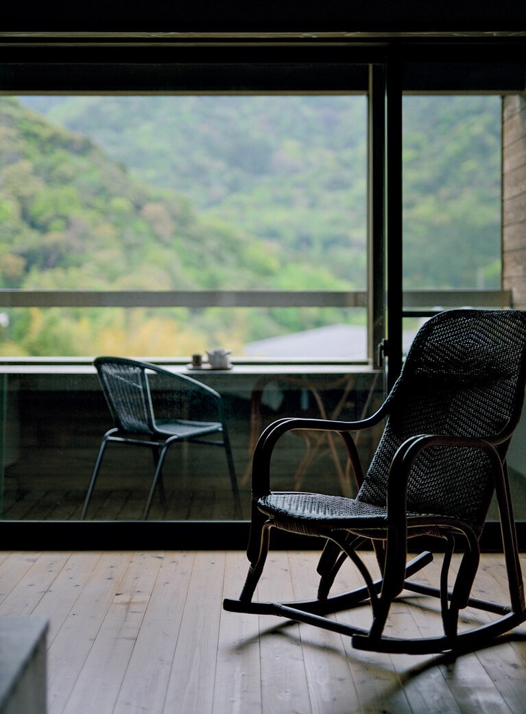 書斎デスク付きの「おひとり部屋」（3室）にはセミダブルのベッドが置かれ、広々。テラスから山々を望める。