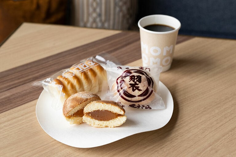 左奥から、ケーキショップ テラサワの「コロネ」（290円）、龍昇亭 西むらの「羽衣」（190円）。※ともにOMO3浅草販売価格