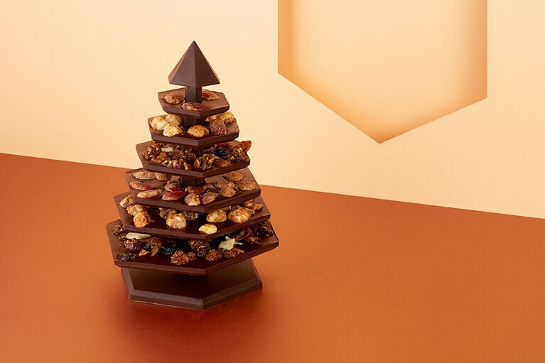 「サパン・ド・ノエル」アマンディアン 12,960円、ドゥーブル ショコラ 9,720円。オンラインブティック、羽田空港での販売なし。11月18日(金)～12月25日(日)限定販売。