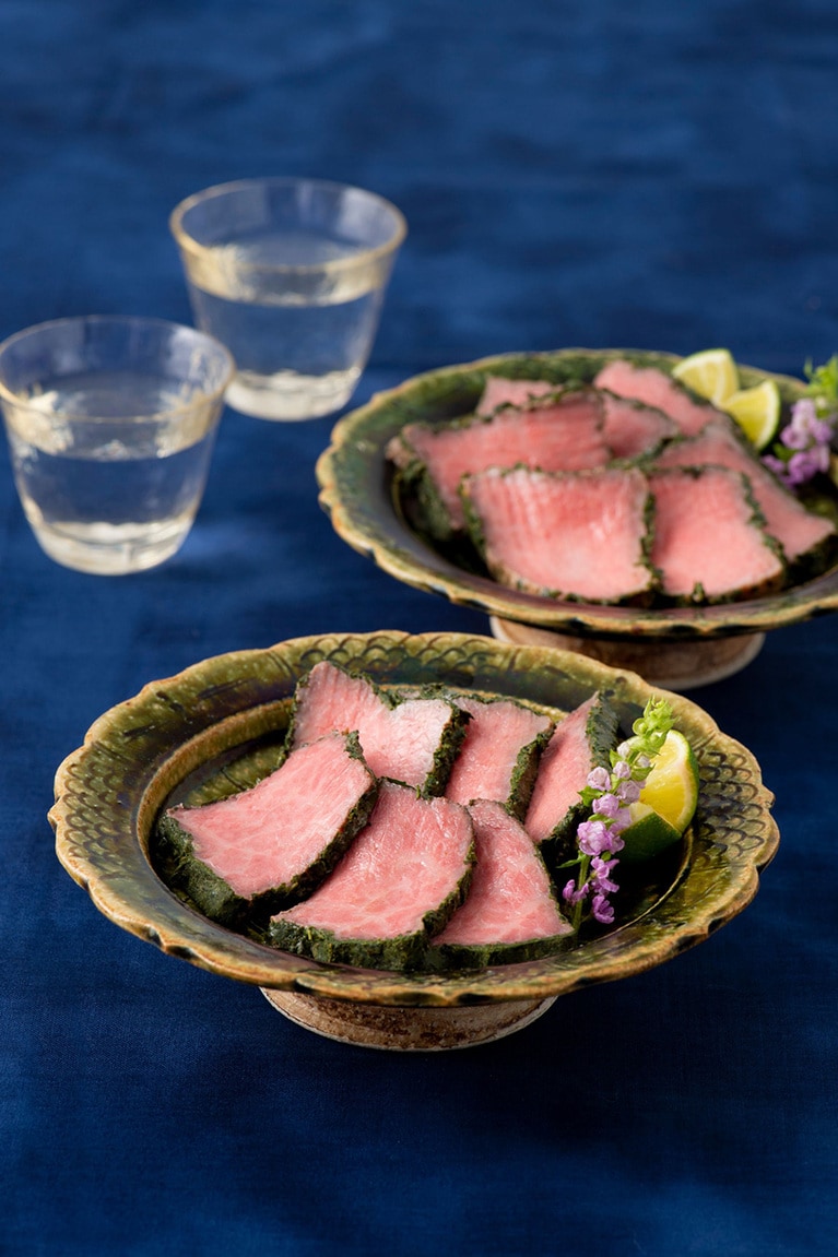 高級茶葉をまぶしたローストビーフ「茶えん」。茶葉ごと食べる斬新な味わいの逸品。