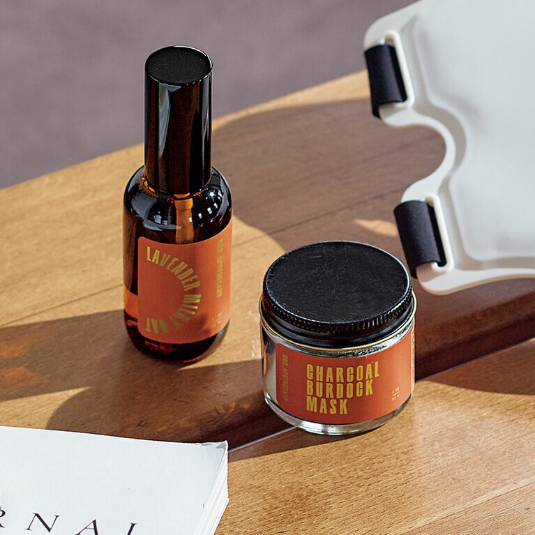 左：ラベンダーの全草を水蒸気蒸留したフローラルウォーターに植物エキスを配合。pHバランスを整える。アーブアポセカリー ミルキーミスト 60mL 6,600円
右：吸着力の高い3種のクレイに炭をプラスしたパウダー状マスク。水を混ぜて練り、5～10分塗布してすすぐ。同 クレイマスク（チャコールグレー） 60g 6,600円／ともにメリーゴーラウンド